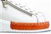 Afb. Detail C van WIT SNEAKER ORANJE ACCENTEN