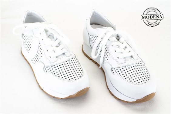 Detailpagina - Ander damesschoenen model: WIT PERFOREE SNEAKER