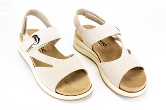 BEIGE SANDAAL ASSYMETRISCH