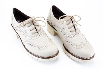 TAUPE VETERSCHOEN BROQUE HAK