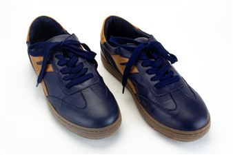 BLAUWE SNEAKER CAMEL STREEP