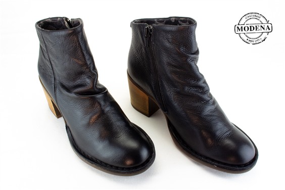 Detailpagina - Ander damesschoenen model: ZWART FRONSBOTJE HAK